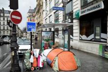 Un camp de fortune installé par une personne sans abri sous un arrêt d'autobus, à Paris, le 29 décembre 2017