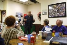 Candidat méconnu à la présidentielle américaine de 2020, le démocrate John Delaney parlent avec des clients d'un restaurants de l'Iowa à Fort Dodge, le 31 janvier 2019