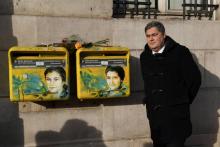 L'avocat Pierre-Francois Veil pose le 11 février 2019 à Paris devant les boîtes aux lettres décorées d'un pochoir représentant le visage de sa mère Simone Veil, grande figure européenne rescapée d'Aus