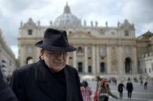 Le cardinal américain Raymond Burke, le 11 mars 2013 place Saint-Pierre, au Vatican