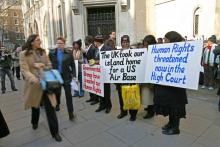 Des Chagossiens manifestent devant la Cour d'appel de Londres, le 5 février 2007