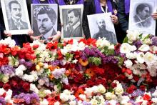 Les Arméniens rendent hommage aux victimes du génocide, le 24 avril 2015 à Erevan