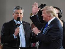 Donald Trump, le président américain à droite, interviewé par Sean Hannity, un commentateur conservateur de la chaîne Fox News, le 20 septembre 2018, à Las Vegas