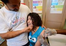 Une jeune fille de 11 ans après avoir été vaccinée contre la coqueluche, le 7 août 2012 à Los Angeles
