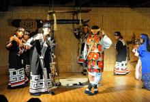 Des Aïnous exécutent une danse traditionnelle au musée Aïnous de Nibutani, le 11 juillet 2012 à Biratori, sur l'île japonaise d'Hokkaïdo