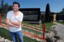 Yannick Delpech devant son restaurant, le 9 mai 2012