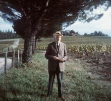 Photo non datée de l'écrivain français François Mauriac (1885-1970) dans les vignes de son domaine de Malagar, près de Bordeaux