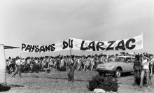Des militants pacifistes et des agriculteurs se réunissent, le 18 août 1974 sur le causse du Larzac, dans la région de Millau, pour manifester contre l'extension d'un camp militaire