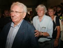 Roland Leroy (G) avec Jean Ferrat et Marie-George Buffet le 11 septembre 2004 à La Courneuve (Seine-Saint-Denis)