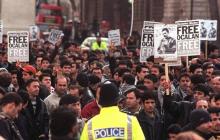 Des milliers de Kurdes manifestent le 20 février 1999 à Londres pour protester contre l'arrestation du chef du PKK Abdullah Ocalan