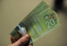Des billets de 20 dollars canadiens sont présentés le 14 janvier 2013