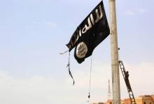 Un drapeau du groupe Etat islamique sur le point d'être retiré, le 30 avril 2017 à Tabqa, en Syrie
