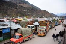 Des camions sont stationnés sur la route à Chakothi, village du Cachemire pakistanais à environ trois kilomètres de la "Ligne de contrôle", le 20 février 2019