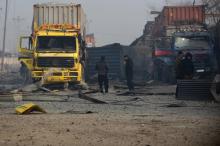 Des agents de sécurité privés inspectent le site d'un attentat au camion piégé survenu la veille, à Kaboul le 15 janvier 2019