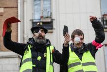 Jérôme Rodrigues (g) au côté d'un autre "gilet jaune" blessé à l'oeil, à Paris, pour la marche contre les violences policières, le 2 février 2019