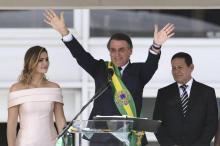 Le nouveau président brésilien Jair Bolsonaro (c) lors de son investiture, avec sa femme Michelle Bolsonaro et le nouveau vice-président Hamilton Mourao, le 1er janvier 2019 à Brasilia