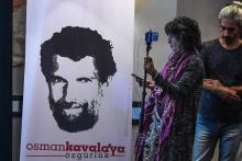 Une affiche à l'image de l'homme d'affaires et mécène Osman Kavala, contre lequel un procureur a requis la prison à perpétuité
