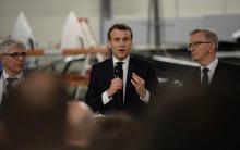 Le président Emmanuel Macron s'adresse aux entrepreneurs locaux en présence du président de la région Centre Val de Loire, François Bonneau (d), le 14 février 2019 à Déols, dans l'Indre
