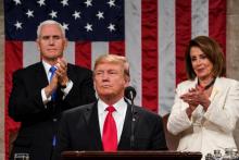 Le président Donald Trump, avec le vice-président Mike Pence et la présidente de la Chambre des représentants Nancy Pelosi, à Washington le 5 février 2019