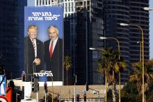 Le Premier ministre israélien Benjamin Netanyahu pose avec le président américain Donald Trump sur une affiche électorale installée près d'une autoroute dans la ville côtière israélienne de Tel-Aviv, 