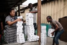 Des employés de la commission électorale nigériane préparent le 18 février 2019 à Port-Harcourt le matériel de vote pour les élections générales.