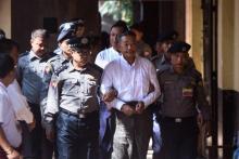 Deux hommes impliqués dans l'assassinat de l'avocat Ko Ni, escortés par la police à la sortie du tribunal de Rangoun, le 15 février 2019 en Birmanie