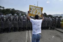 Heurts entre forces de l'ordre et manifestants sur le pont Simon Bolivar à Cucuta (Colombie) le 23 février 2019