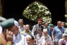 La sortie de la prière dans une mosquée d'Hotan, ville de la région chinoise du Xinjiang, le 23 juin 2017