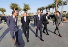 Le ministre de l'Economie Bruno Le Maire (c) arrive au Louvre d'Abu Dhabi, le 9 février 2019