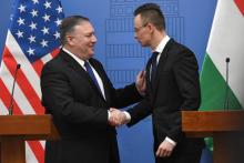 Le secrétaire d'Etat américain Mike Pompeo (g) serre la main du ministre hongrois des Affaires étrangères, Peter Szijjarto, après une conférence de presse commune, le11 février 2019 à Budapest