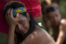 Une femme de la tribu Pataxó désespérée après la rupture du barrage de Bruamdinho dans le Minas Gerais, le 30 janvier 2019