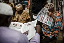 Un homme lit un journal annonçant la victoire du sortant Muhammadu Buhari à la présidentielle, le 27 février 2019 à Kano, dans le nord du Nigeria.