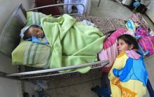 Une mère au chevet de son enfant dénutri hospitalisé à Maracay, à une centaine de kilomètres à l'ouest de Caracas, le 7 février 2019