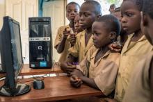 Des écoliers participent à un atelier numérique dans une "classe mobile", le 18 janvier 2019 à Avrankou, au Bénin