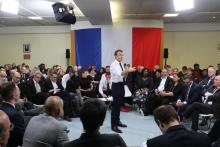 Emmanuel Macron (g) reçoit Gilles Le Gendre, président du groupe LREM à l'Assemblée