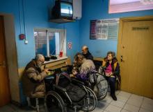 Des sans-abri mangent un repas chaud dans un centre d'accueil à Moscou, le 29 janvier 2019 en Russie