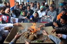 Des Indiens rendent hommage aux paramilitaires tués dans un attentat au Cachemire indien, dans un temple d'Amritsar le 19 février 2019