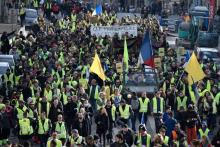 Des milliers de gilets jaunes manifestent à Marseille, le 9 février 2019