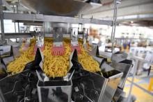 Des pâtes sur une ligne de production prêtes à être conditionnées dans l'usine Alpina, à Chambéry le 14 février 2019