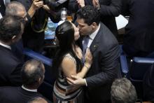 Davi Alcolumbre embrasse sa femme après avoir été élu président du Sénat brésilien, le 2 février 2019 à Brasilia