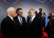Le vice-président américain Mike Pence (g), le président polonais Andrzej Duda (c) et le Premier ministre israélien Benjamin Netanyahu, le 13 février 2019 à Varsovie