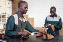 Des employés de l'entreprise Courteney qui fabrique des chaussures de manière artisanale au Zimbabwe, le 25 janvier 2019