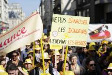 Des personnes participent à une marche mondiale pour la lutte contre l'endométriose, le 25 mars 2017 à Paris