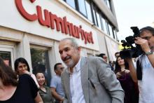 Akin Atalay, désormais ex-patron du journal Cumhuriyet, devant le siège du quotidien d'opposition à Istanbul, le 26 avril 2018