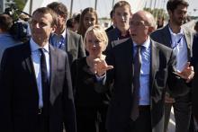 Emmanuel Macron (G), alors ministre de l'Economie et le maire de Lyon Gérard Collomb accompagné de son épouse le 24 septembre 2016 à Lyon