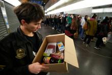 Jean-Charles, 19 ans, regarde le contenu de son carton en sortant de l'épicerie gratuite de Rennes 2, à Rennes le 4 février 2019