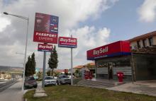 Panneau publicitaire pour une agence immobilière facilitant l'obtention de passeports en échange d'investissements immobiliers près de Pegeia, à Chypre, le 9 mai 2018