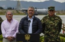 Le président colombien Ivan Duque (au centre), accompagné par le ministre de la défense, Guillermo Botero (à gauche), à l'aéroport internacional de Bogota le 22 janvier 2019