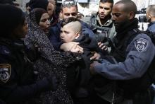 Des policiers israéliens arrêtent un membre de la famille palestinienne Abou Assab, qui proteste contre son éviction de leur maison dans la Vieille ville de Jérusalem-est, le 17 février 2019