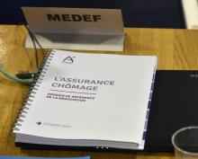 Le dossier de négociation de l'assurance chômage lors d'une réunion entre les syndicats et le Medef,